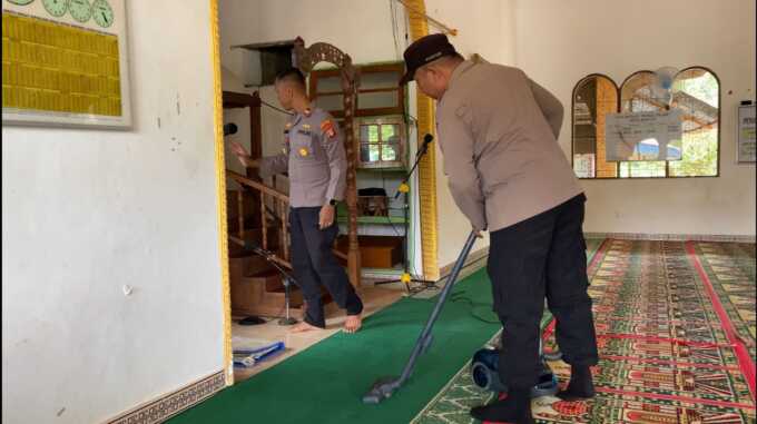 Personel Polsek Patangkep Tutui membersihkan rumah ibadah di Desa Bentot dalam rangka Bhakti Religi HUT ke-79 Bhayangkara.