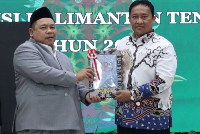 Anggota VI BPK RI Drs H Fathan Subchi menyerahkan LHP atas Laporan Keuangan Pemprov Kalteng Tahun 2024 kepada Wagub Kalteng H Edy Pratowo.