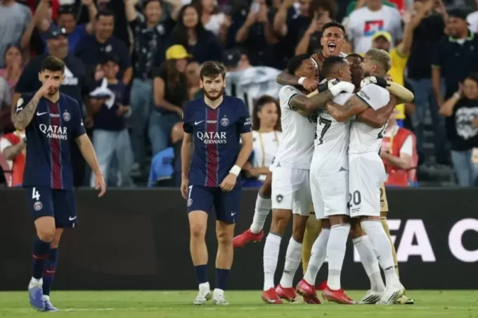 Pemain PSG tertunduk lesu usai mengakui keunggulan Botafogo di Piala Dunia Antar klub.