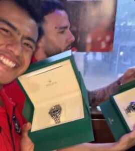 Pratama Arhan dan hadiah jam tangan mewah dari Presiden RI Prabowo Subianto. (Sumber: Tangkapan layar Ig @justinhubner5)