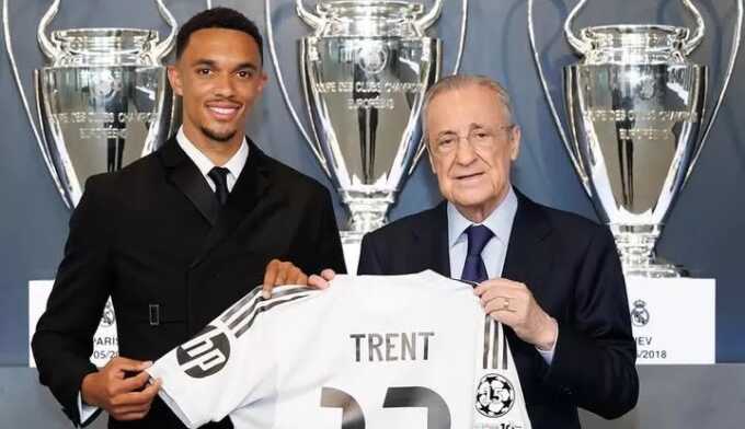 Trent Alexander-Arnold dan Presiden Florentino Pereztersenyum lebar saat diperkenalkan sebagai pemain baru Real Madrid.