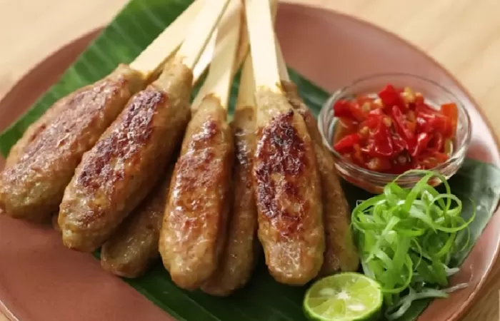Resep Sate Ayam Lilit Manis yang Lembut dan Tanpa Menggunakan Tepung (foto: YouTube Devina Hermawan )
