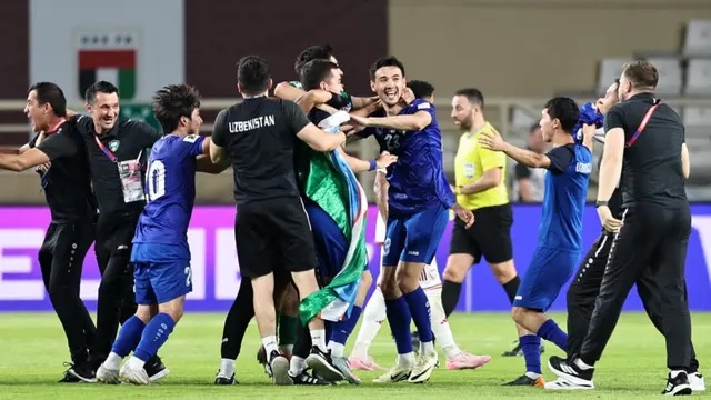 Pemain Uzbekistan merayakan kemenangan (Sumber: Fadel SENNA/AFP)