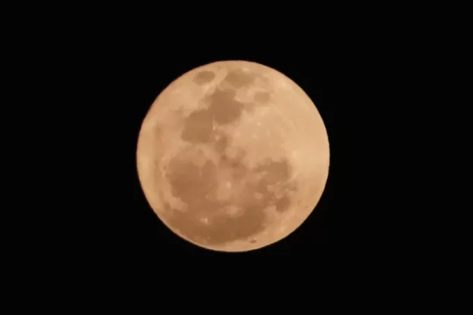 Bulan purnama Juni atau yang dikenal sebagai Strawberry Moon muncul di langit Jakarta