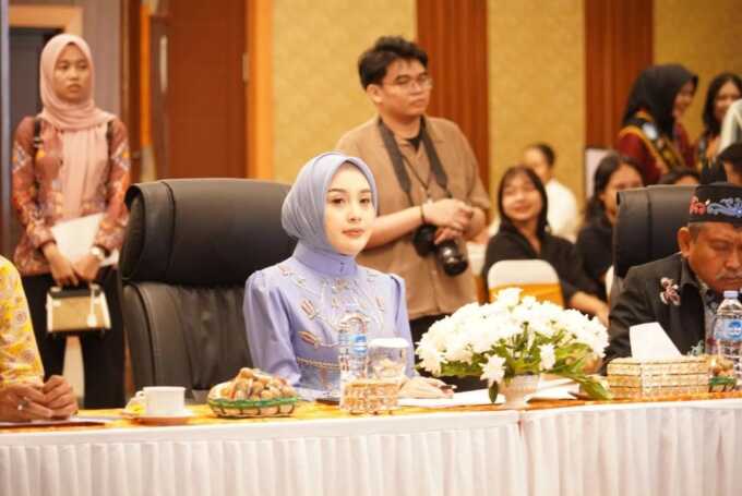 JURI: Ketua TP PKK Kalteng, Aisyah Thisia Agustiar Sabran selaku salah satu juri Pemilihan Duta Bahasa Provinsi Kalteng Tahun 2025. (MMC KALTENG)