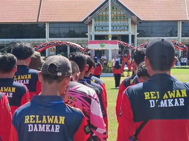 MEMIMPIN: Wali Kota Palangka Raya, Fairid Naparin menyampaikan arahan kepada 504 relawan REDKAR yang dikukuhkan, di halaman Kantor wali kota