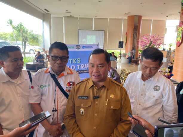 WAWANCARA: Bupati Kotim, H Halikinnor saat diwawancara awak media, belum lama ini. (BAHRI/KALTENG POS)