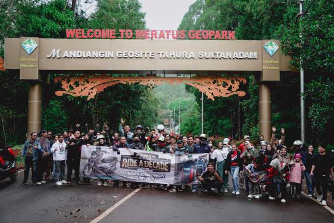 RIDE A DECADE: Ratusan pecinta Yamaha NMAX dari berbagai varian berkumpul dalam tur yang melintasi 10 kota besar di Indonesia. Salah satunya di Kalsel Park Tahura Mandiangin, Sabtu (31/5/2025). (Humas PT STSJ)