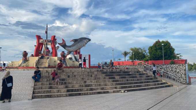 Ramai warga yang berwisata ke Tugu Ikan Jelawat.