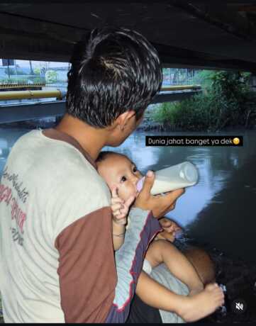 Potongan video seorang ayah bersama putrinya yang berusia 11 bulan di kolong jembatan.