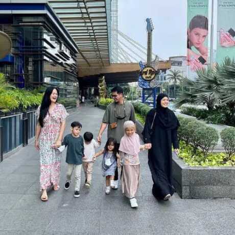 Donna Harun menghabiskan waktu bersama anak, menantu dan keempat cucunya.