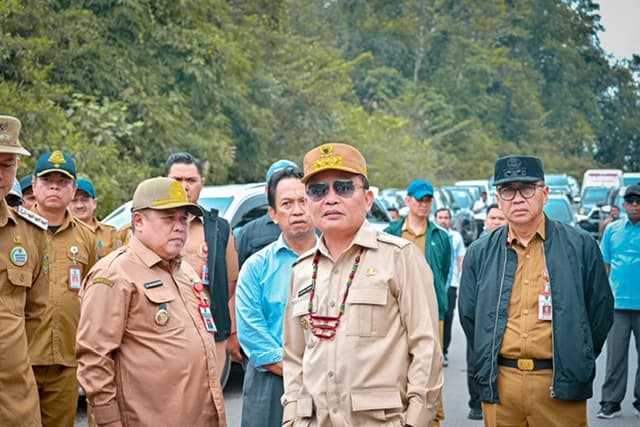 SIDAK: Gubernur Kalteng, H Agustiar Sabran saat melakukan inspeksi mendadak di ruas Jalan Lintas Palangka Raya - Kuala Kurun, baru-baru ini. (MMC KALTENG)