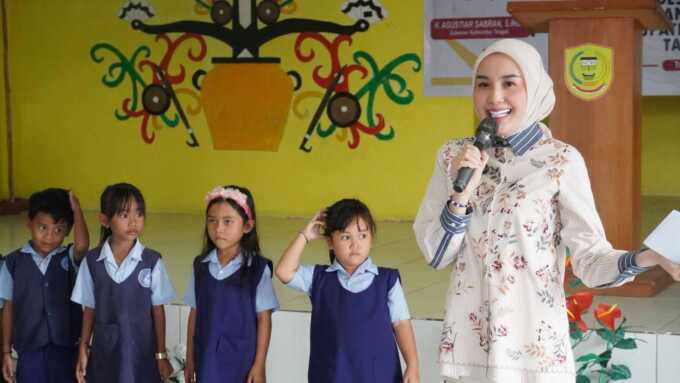 KUNJUNGAN: Ketua TP PKK Kalimantan Tengah (Kalteng), Aisyah Thisia Agustiar Sabran saat menyapa masyarakat di Posyandu Suka Maju, Desa Tuwung, Kecamatan Kahayan Tengah, Selasa (17/6). (BIRO ADPIM)