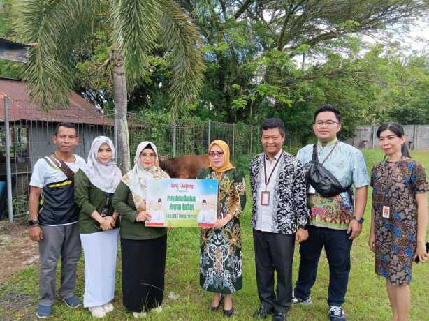 Penyerahan hewan kurban dari Bank Kalteng kepada Kalteng Pos dalam rangka menyabut Iduladha.