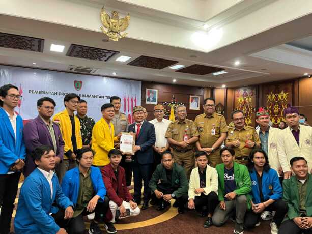 SILATURAHMI: Gubernur Kalteng, H Agustiar Sabran menerima Policy Brief dari BEM Se-Kalteng usai audiensi dan silaturahmi bersama di aula Eka Hapakat Kantor Gubernur, Senin (2/6). (DHEA UMILATI/ KALTENG POS)