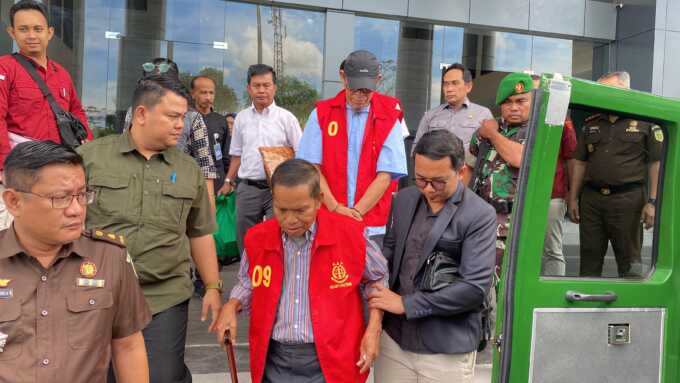 Tiga terdakwa kasus dugaan korupsi izin tambang Barito Utara, termasuk eks Kadis Tambang, dikawal petugas di Kejati Kalteng. Ketiganya segera menghadapi sidang perdana.