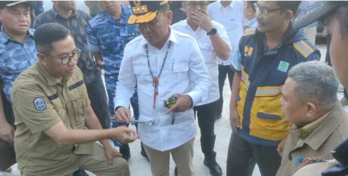 Gubernur Kalteng H Agsutiar Sabran mengecek kondisi infrastruktur Jalan Lingkar Selatan Kota Sampit. (Foto: Dinas PUPR Kalteng)