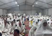 Jemaah haji asal Kalteng dari Kloter BDJ 04 khusyuk menjalankan wukuf di Padang Arafah, Kamis (5/6).