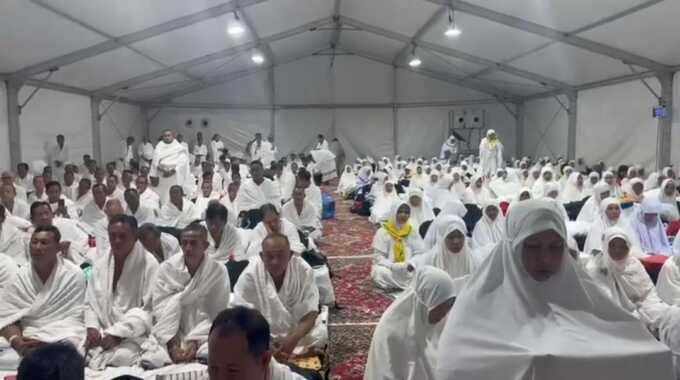 Jemaah haji asal Kalteng dari Kloter BDJ 04 khusyuk menjalankan wukuf di Padang Arafah, Kamis (5/6).