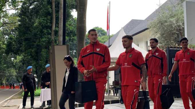 Jay Idzes dkk meninggalkan kediaman Presiden Prabowo sembari menenteng hadiah mewah. (Foto: Okezone/Binti Mufarida)