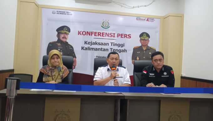 Kepala Kejaksaan Tinggi Kalteng, Undang Mugopal, menjelaskan mengenai dugaan pengemplang pajak oleh direktur dan komisaris perusahaan sawit di Kalteng.