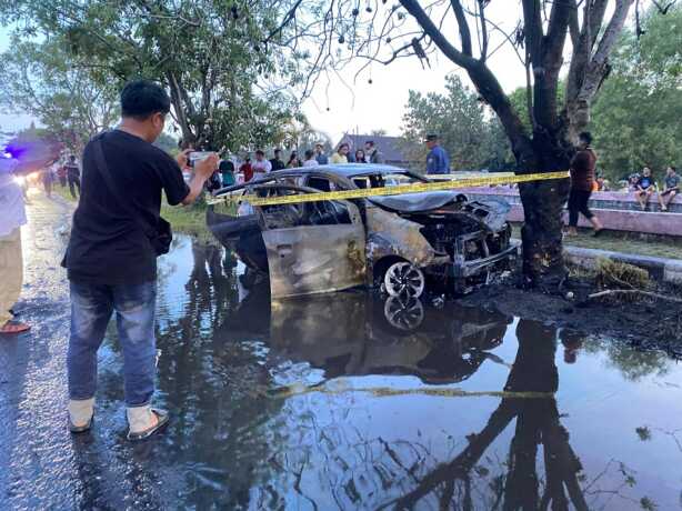 Mobil terbakar secara misterius di Jalan Bukit Keminting, Kecamatan Jekan Raya, Palangka Raya, Kamis (5/6).