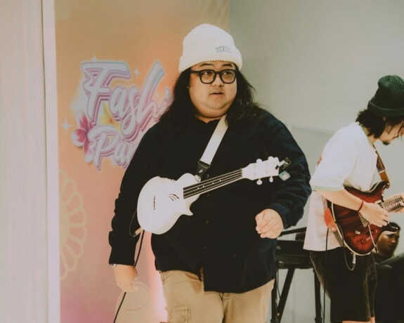 Musikus Gusti Irwan Wibowo atau lebih dikenal Gustiwiw meninggal dunia di sebuah penginapan di Lembang, Kabupaten Bandung Barat. (Instagram Gustiwiw)