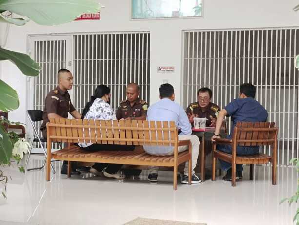 Seorang perempuan, HW, yang jadi tersangka penipuan izin pangkalan gas elpiji bersubsidi dibawa penyidik Polda Kalteng menuju Kantor Kejaksaan Negeri Palangka Raya untuk proses penyerahan tahap II.