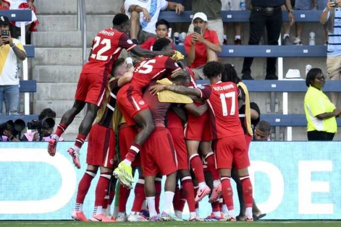 Para pemain Kanada berselebrasi. (Sumber: AP Photo/Reed Hoffmann)