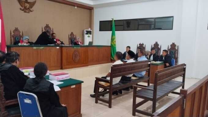 Suasana sidang perdana kasus korupsi izin tambang di Pengadilan Tipikor Palangka Raya, dengan tiga terdakwa hadir dan jaksa menyebut nama eks bupati di Kalimantan Tengah.