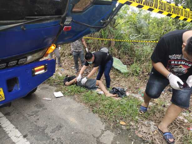Evakuasi sopir truk tewas di pinggir jalan oleh anggota Polsek Dusun Tengah dan warga Barito Timur.