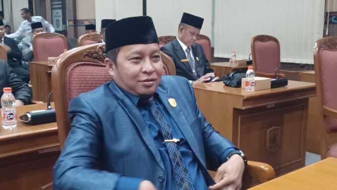 Ketua Badan Kehormatan (BK) DPRD Kotawaringin Timur, Syahbana SP., duduk di ruang sidang menanggapi isu dua legislator yang diduga mangkir dari tugas.