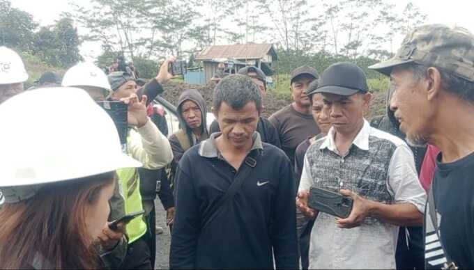 Warga Kalteng memblokir akses tambang baru bara PT MUTU.