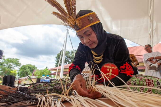 Mardiana Menjaga Tradisi Dayak Menjawet Uwei