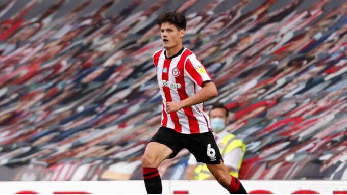 Christian Norgaard saat membela Brentford