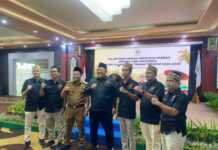 Usai pelantikan, Ketua Pemuda Tani Indonesia Kalteng Deden Agustiar Sabran (tiga dari kanan) mengabadikan momen bersama para pengurus.