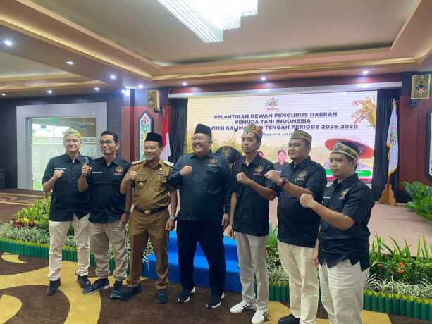 Usai pelantikan, Ketua Pemuda Tani Indonesia Kalteng Deden Agustiar Sabran (tiga dari kanan) mengabadikan momen bersama para pengurus.