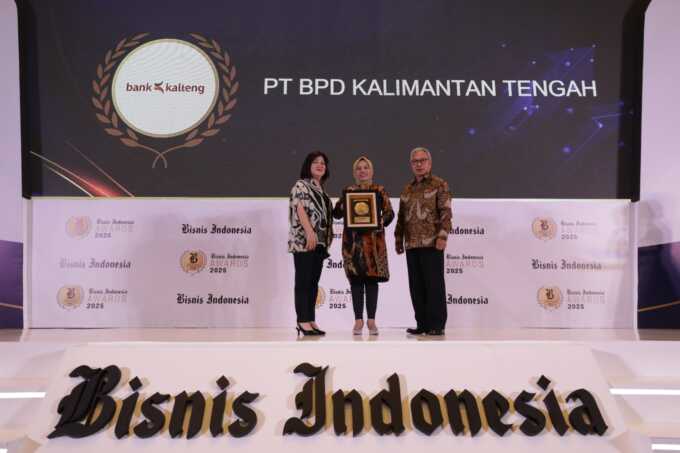 Pemimpin Divisi Corporate Secretary Bank Kalteng Rahmawati (tengah) mewakili Direktur Utama Bank Kalteng Maslipansyah di BIA 2025.