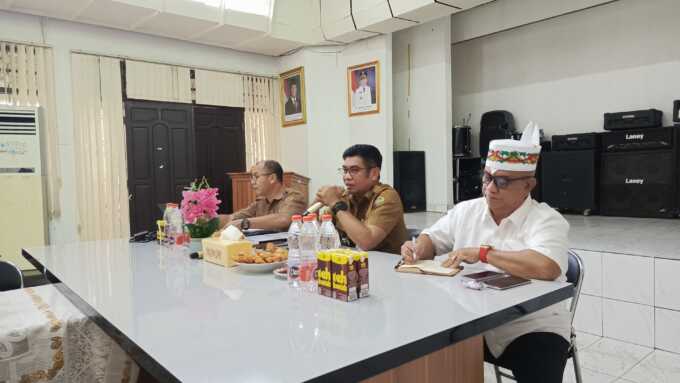 Rapat koordinasi persiapan Porprov 2026 di Kotawaringin Barat. Tampak Kepala Dispora Kalteng Agus Siswadi bersama jajaran memimpin rapat di Palangka Raya, Selasa (15/7).