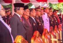 UPACARA: Wali Kota Palangka Raya, Fairid Naparin (empat dari kiri) hadiri prosesi khidmat HUT Ke-79 Bhayangkara di kantor Gubernur Kalteng, Selasa (1/7). (ARIEF PRATHAMA/ KALTENG POS)