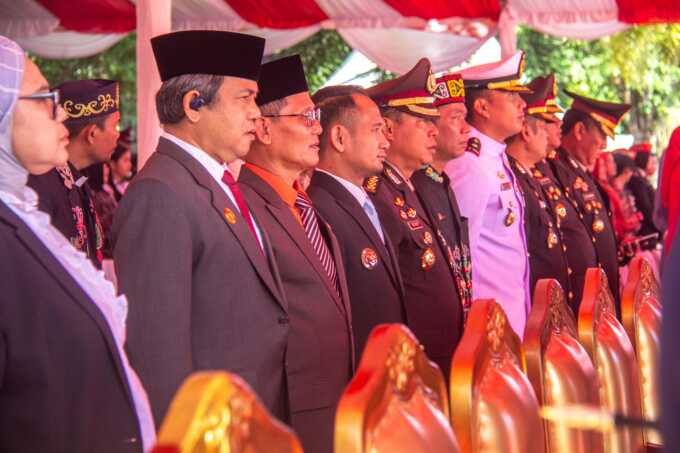 UPACARA: Wali Kota Palangka Raya, Fairid Naparin (empat dari kiri) hadiri prosesi khidmat HUT Ke-79 Bhayangkara di kantor Gubernur Kalteng, Selasa (1/7). (ARIEF PRATHAMA/ KALTENG POS)