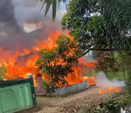 Rumah Kayu di Samping SDN 5 Pelangsian Ludes Dilalap Api