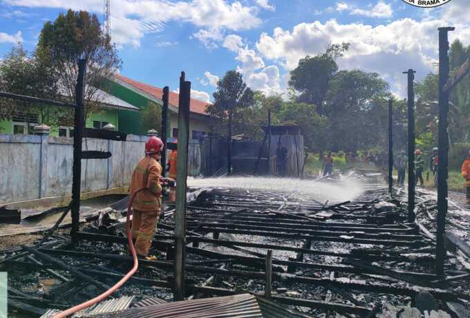 Diduga Korsleting, Rumah di Samping SDN 5 Pelangsian Ludes Terbakar