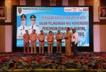 MENERIMA: Wali Kota Palangka Raya, Fairid Naparin menerima penghargaan penilaian kinerja kabupaten/kota dalam penurunan stunting tahun 2025, di Aurilia Hotel, Senin (30/6). (ILHAM ROMADHONA/ KALTENG POS)