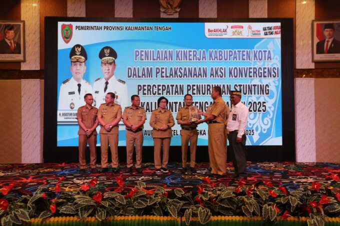 MENERIMA: Wali Kota Palangka Raya, Fairid Naparin menerima penghargaan penilaian kinerja kabupaten/kota dalam penurunan stunting tahun 2025, di Aurilia Hotel, Senin (30/6). (ILHAM ROMADHONA/ KALTENG POS)